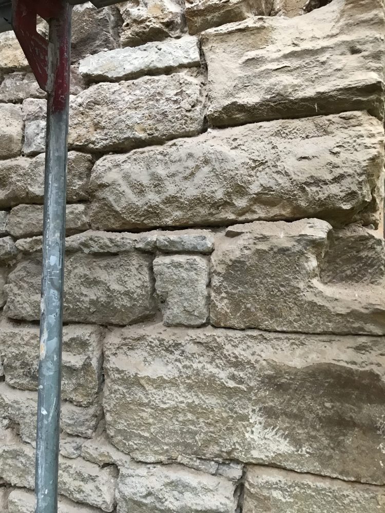 Fugen vom losen Mörtel befreit