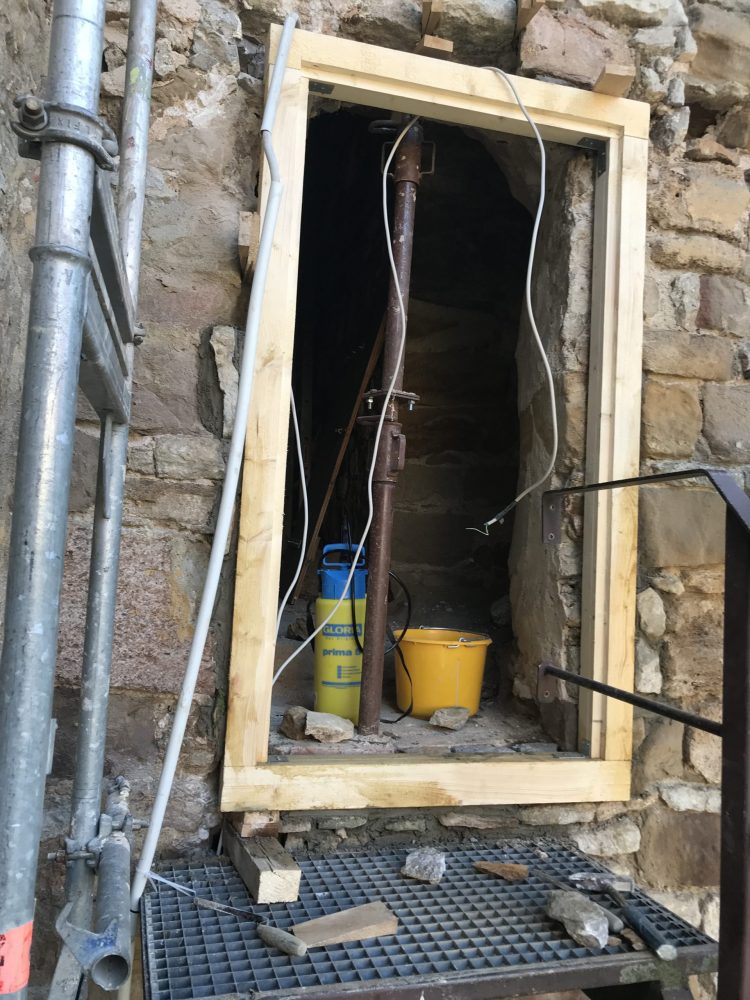 Einbau einer neuen Zarge in den Turmeingang