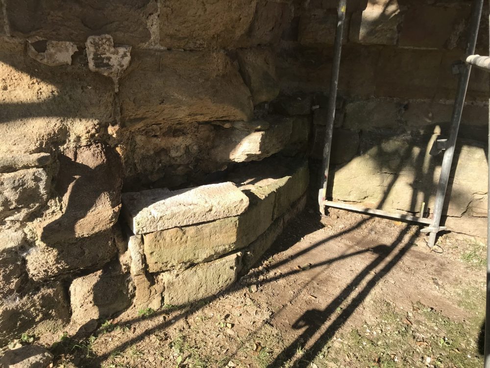 Fehlende Steine im Sockelbereich außen