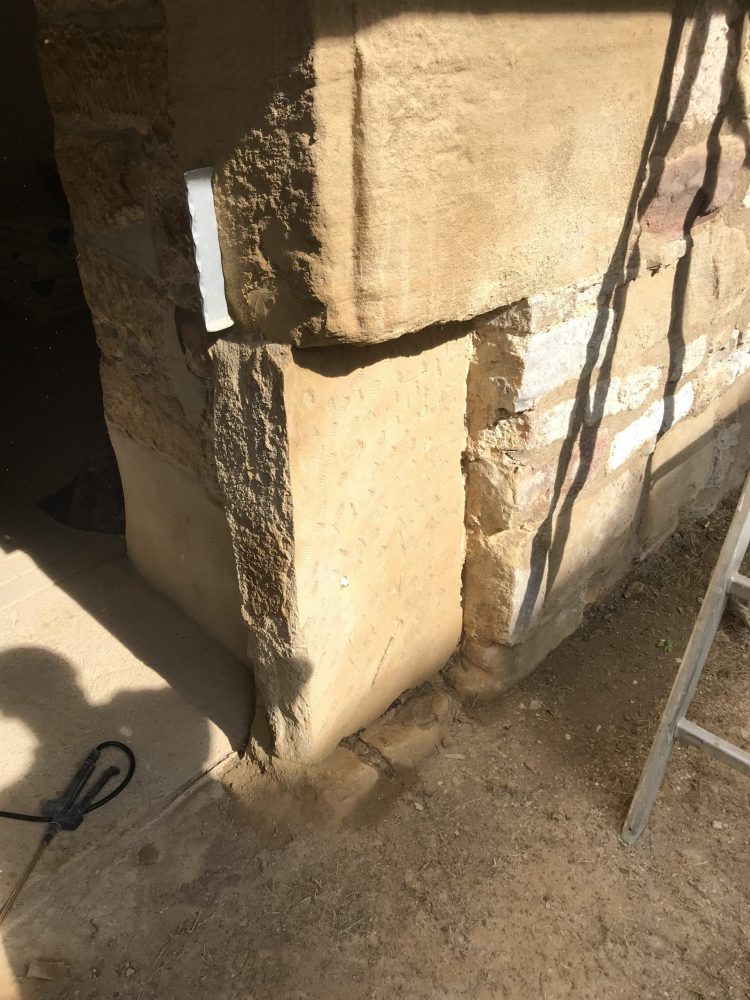 Die Türeinfassung zum Sakristeieingang war stark verwittert. Der Sandstein wurde fachmännisch ausgearbeitet. Eine passende Platte soll vorn angeklebt werden