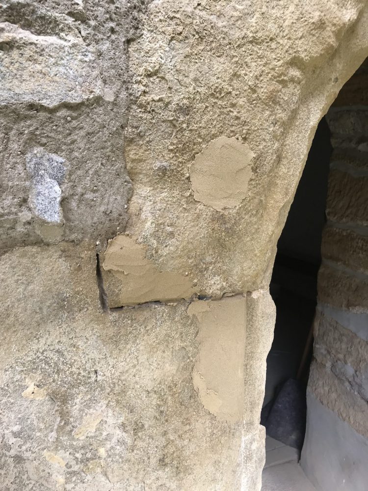 Ebenfalls Sakristeieingang. Schadstellen im Sandstein wurden mit farblich abgestimmten Spezialmörtel verspachtelt.