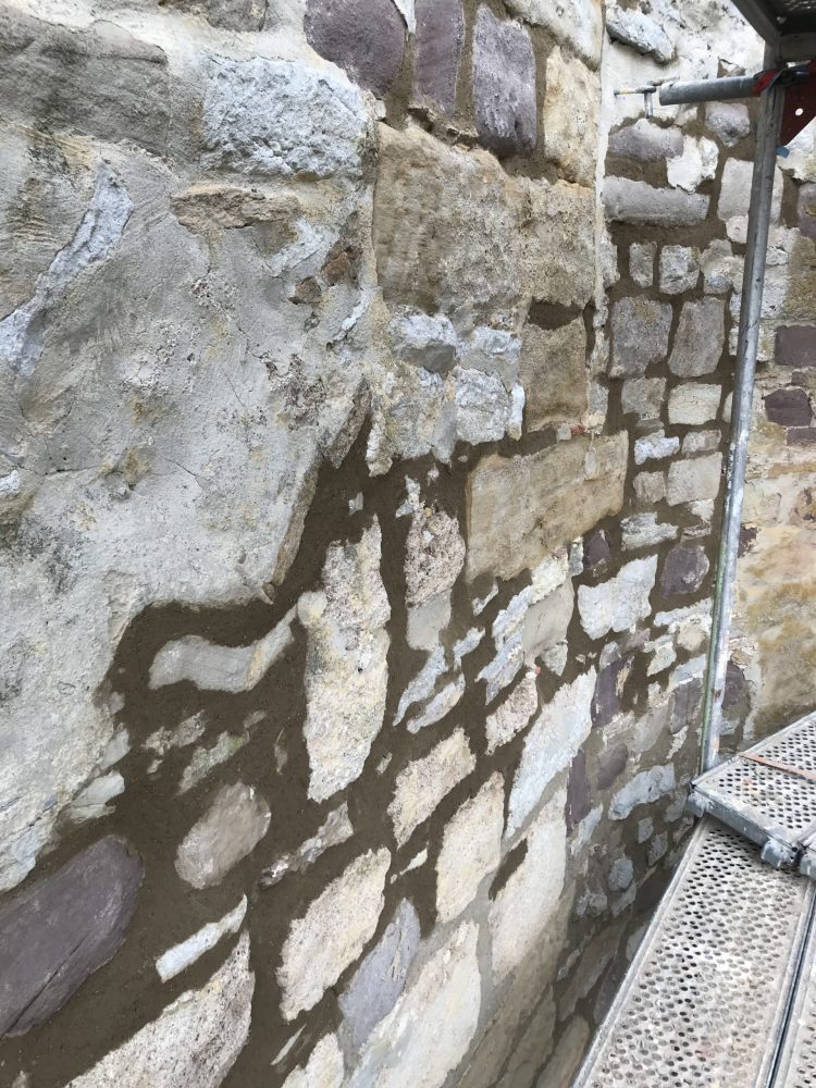 Ausgefugter Mauerabschnitt