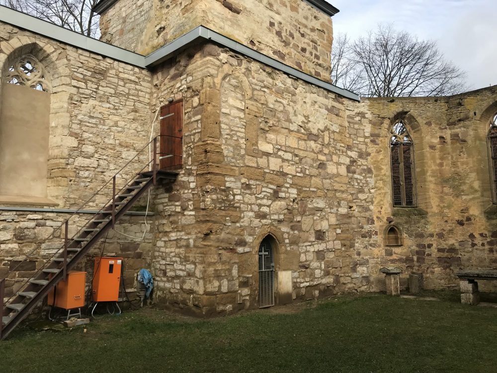 Der Sanierte 2. Teilbereich: Abdeckung der Mauerkrone, Neuer Turmeingang, Überarbeitete Sandsteineinfassung zum Sakristeieingang. Sauberes Mauerwerk